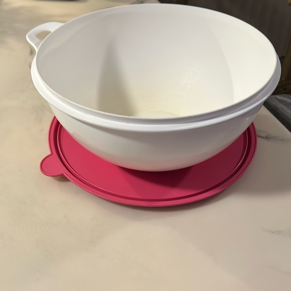 Tupperware 32 cup Thatsa bowl with lid - Picture 1 of 6